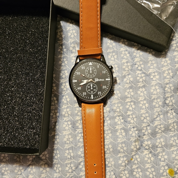 This listing is for a Mens Casual brown quartz watch Please see all the picture - Picture 11 of 13